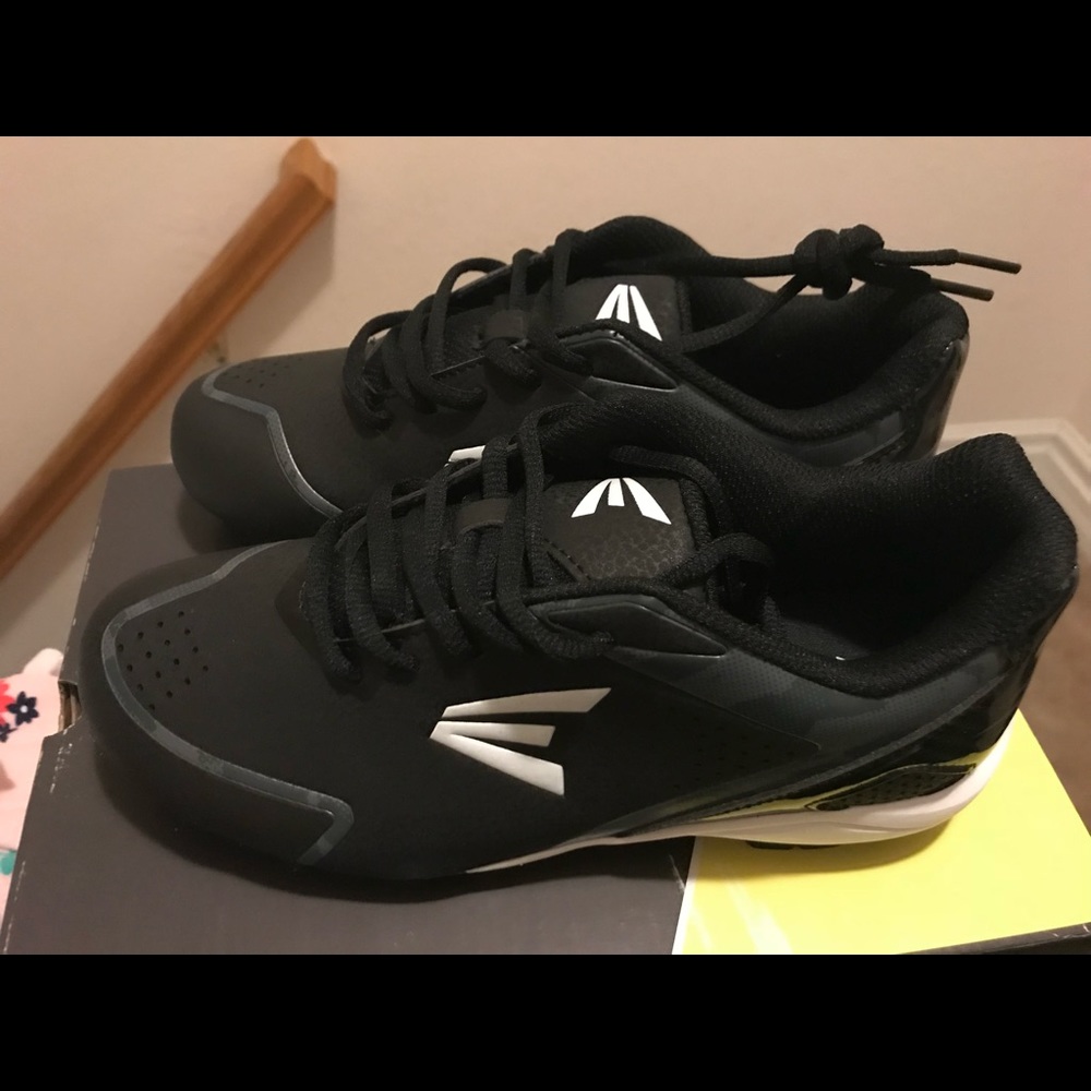 Boy’s black soccer running football shoes size 4